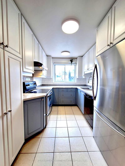 221 Hodgson Dr, Newmarket - Central Newmarket image-0-3
