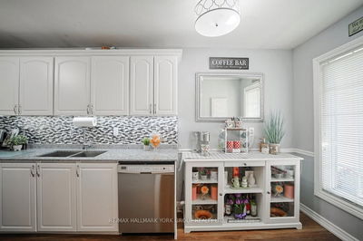 659 Gibson Crt, Newmarket - Huron Heights-Leslie Valley image-0-4