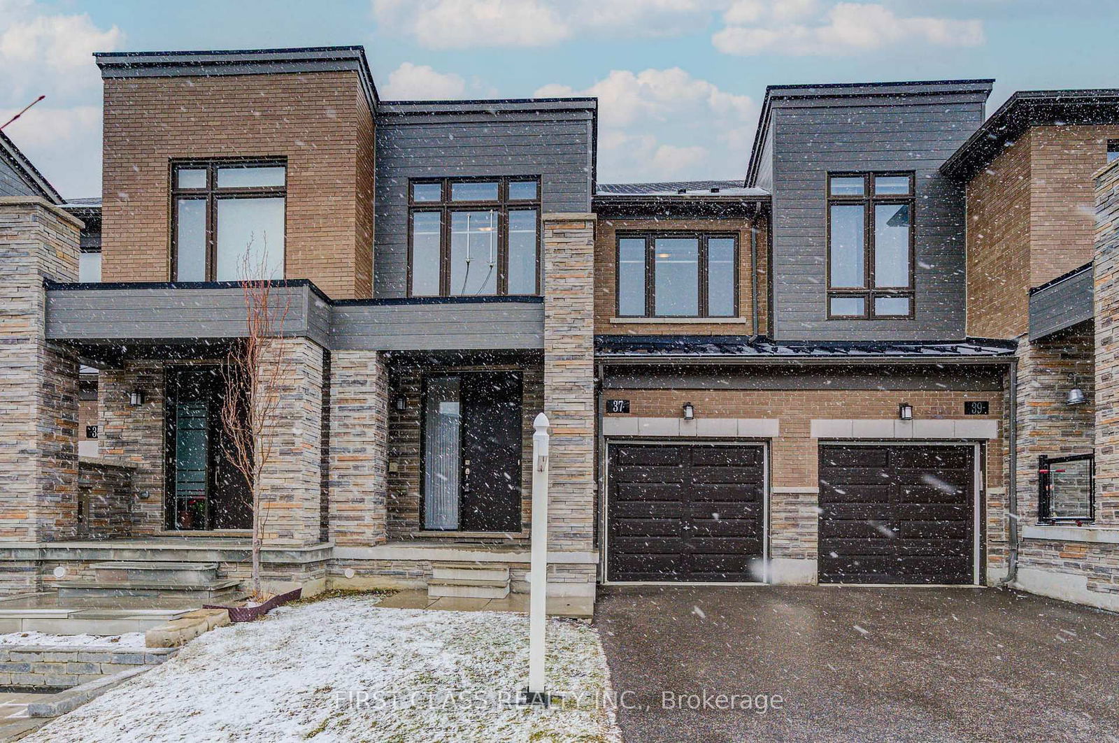 Townhouse for sale at 37 Badgerow Way, Aurora, Rural Aurora, L4G 0Z5 - MLS: N12147060