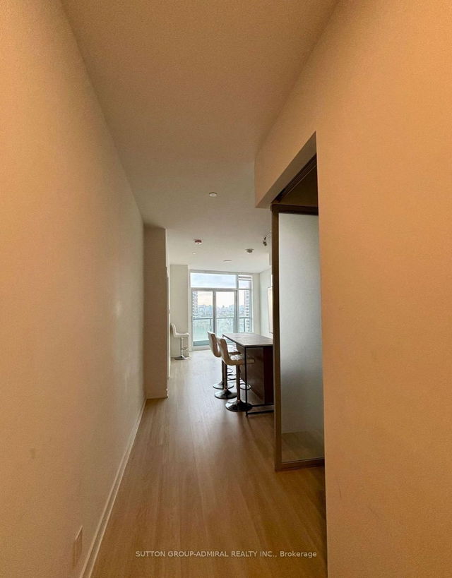 704A - 30 Upper Mall Way