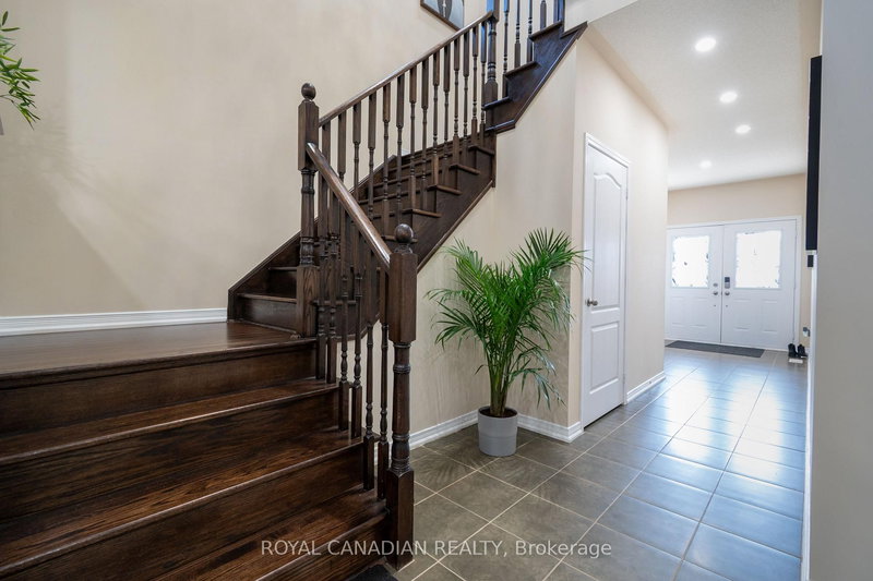 213 Richardson Cres, Bradford West Gwillimbury, L3Z 0R5 | Image 2