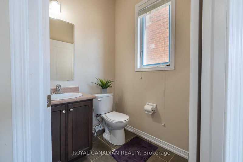 213 Richardson Cres, Bradford West Gwillimbury, L3Z 0R5 | Image 3