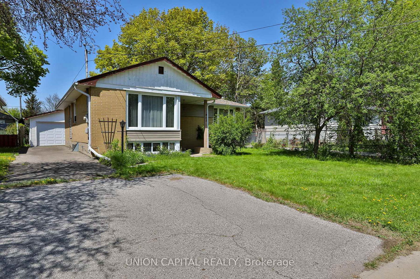 Detached House for lease at 403 Balkan Road, Richmond Hill, Crosby, L4C 2P2 - MLS: N12150246