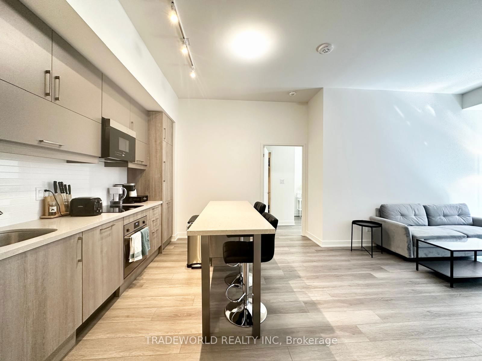 One Year New Gallery Square In The Heart Of Downtown Markham * 10' Ceiling Spacious 2 bedroom 2 Bath Unit * Bright South Facing * Oversize Balcony * Modern Kitchen With Stone Countertop, Built-In Appliances And Large Center Island * Mins To The Restaurant, Cafe Shop, Banks, Hotel, Cineplex Cinemas, Supermarket, Future York University, Hwy And More *