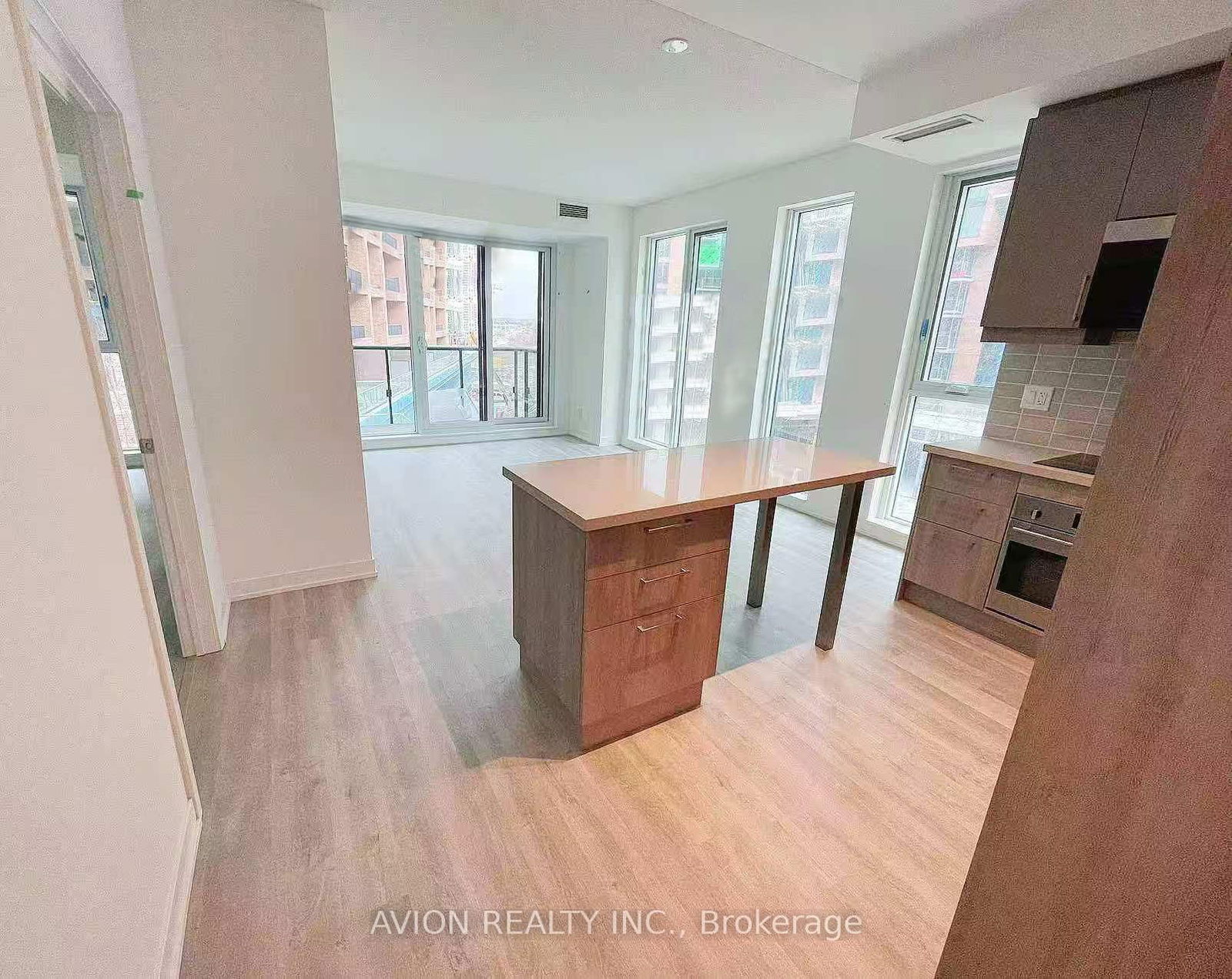 :** Welcome To The Stunning NE Corner 9' Ceiling With Spacious 2 Bedrooms Unit ** A Brand New Gallery Square Condo ** The Luxurious Building Is The Newest Addition To The Downtown Markham Skyline ** Functional Layout With Laminate Floor Thru-Out ** Granite Counter Top And Backsplash ** Steps To Viva Transit, Go Station, York University, VIP Cineplex, Restaurants, Banks & Shops ** Mins To Hwy 407/404 *