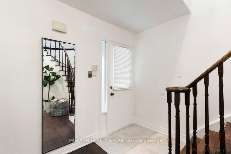 81 Stirling Cres, Markham, L3R 7J8 | Image 2