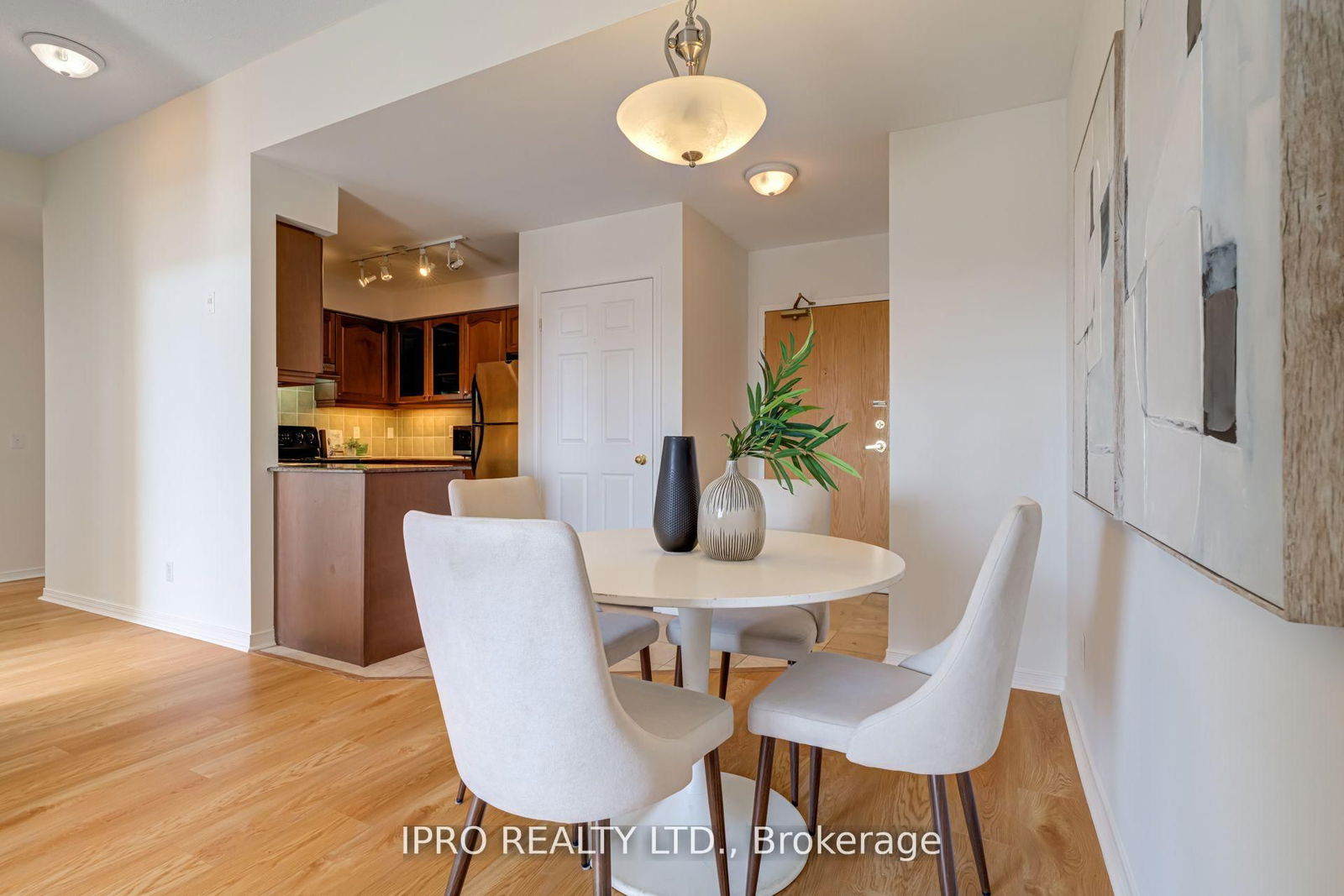 Condo sold at 811-1 Maison Parc Court, Vaughan, Lakeview Estates, L4J 9K1 - MLS: N12155429