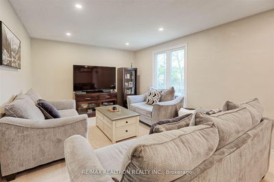 190 Lloyd Ave, Newmarket - Central Newmarket image-0-4
