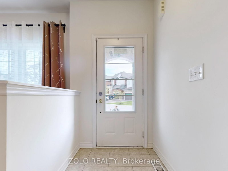 42 Foxberry Rd, East Gwillimbury, L9N 0P6 | Image 2