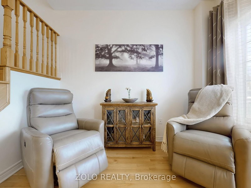 42 Foxberry Rd, East Gwillimbury, L9N 0P6 | Image 3