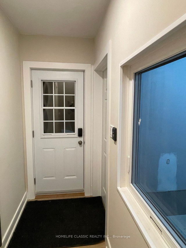 Unit B - 32 Gwillimbury Drive