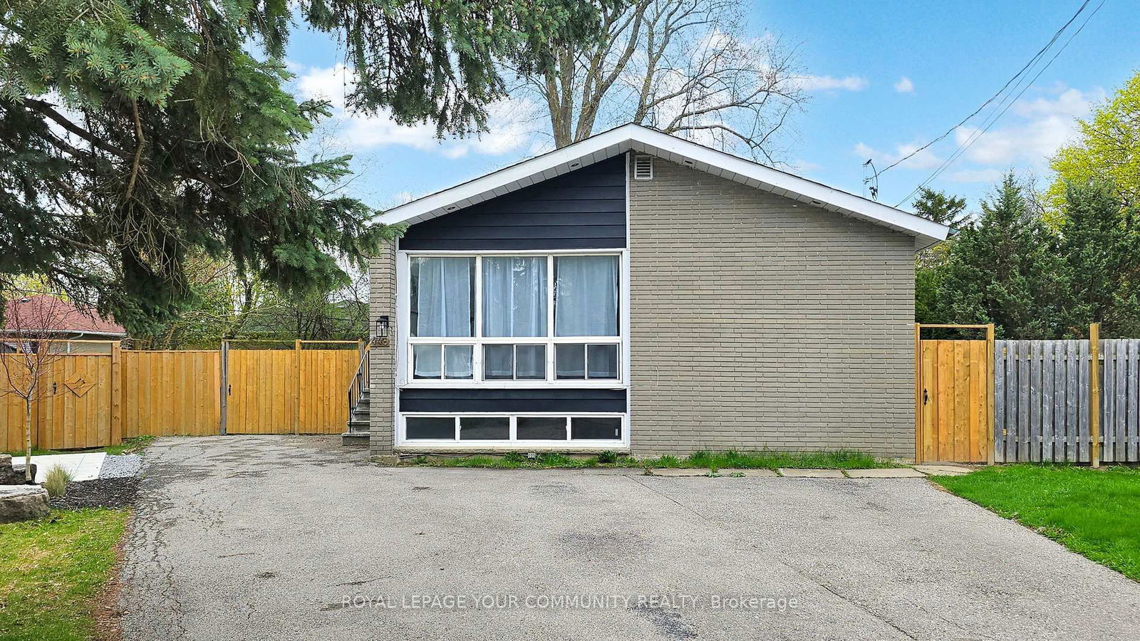 Detached House for sale at 446 Lynett Crescent, Richmond Hill, Crosby, L4C 2V7 - MLS: N12165102