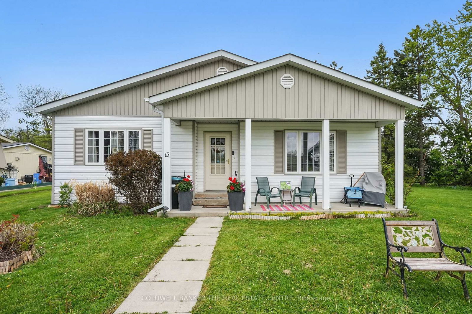 Detached House for sale at 15 Recreation Drive, Innisfil, Rural Innisfil, L9S 1N5 - MLS: N12165190