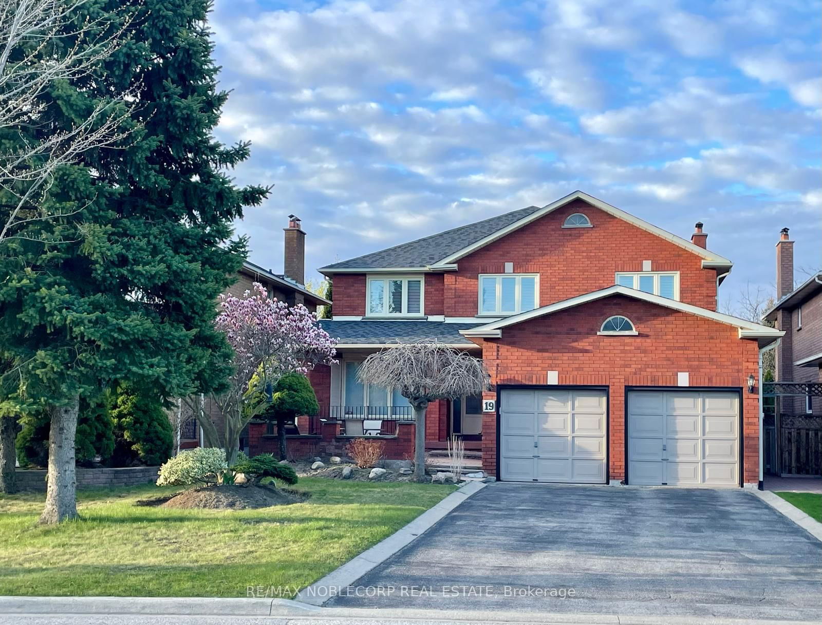 Detached House for sale at 19 Castlehill Road, Vaughan, Maple, L6A 1N8 - MLS: N12166019