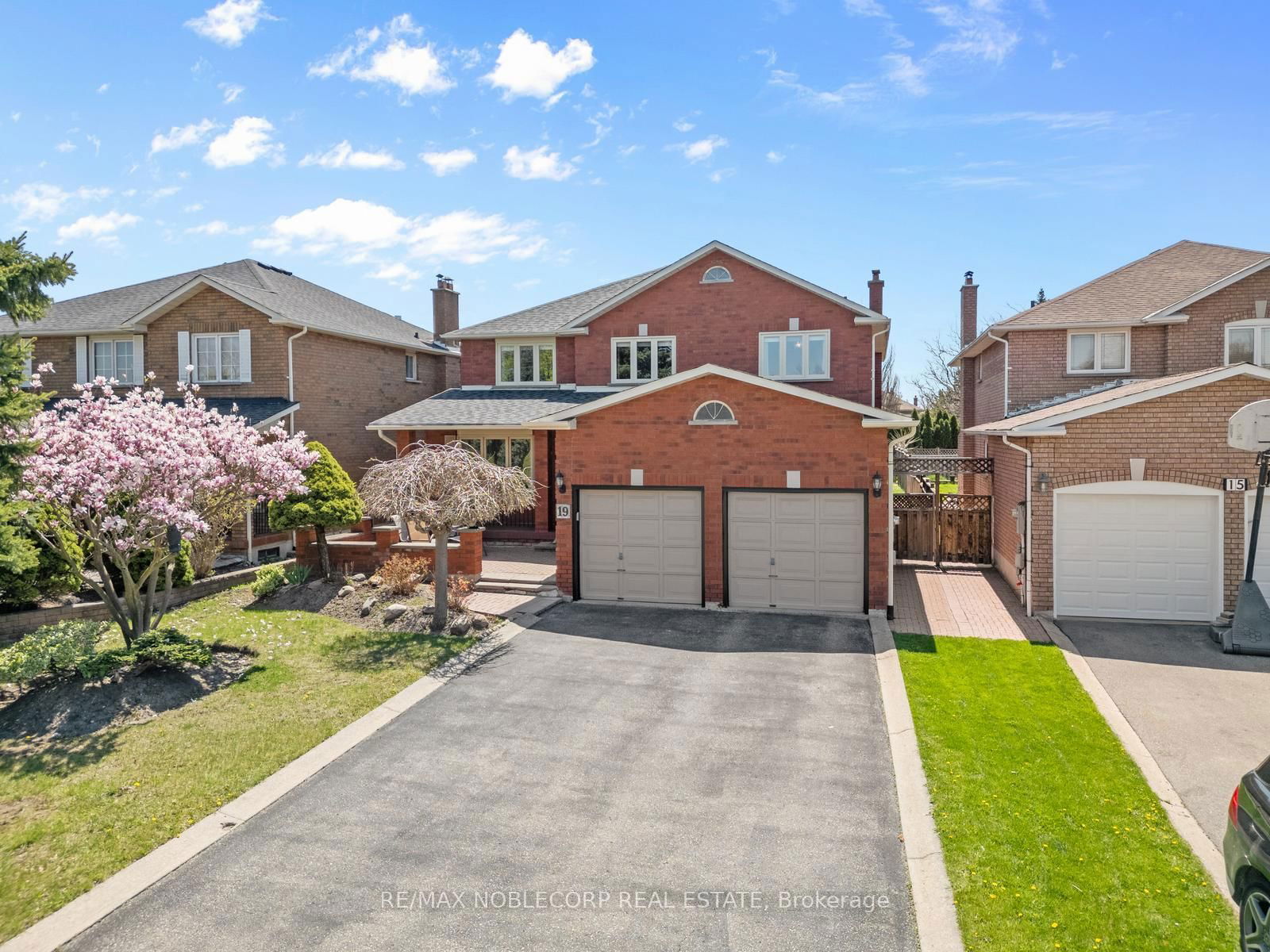 Detached House for sale at 19 Castlehill Road, Vaughan, Maple, L6A 1N8 - MLS: N12166019