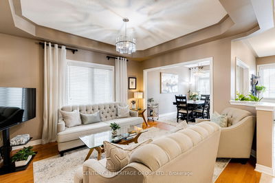 402 Kwapis Blvd, Newmarket - Woodland Hill image-0-3