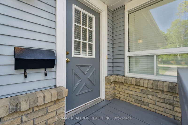 968 Jacarandah Dr, Newmarket, L3Y 5K5 | Image 2