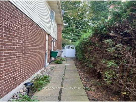 Bsmt - 169 Royal Orchard Boulevard