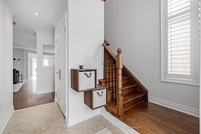 11 Bestview Cres, Vaughan, L6A 3S8 | Image 3