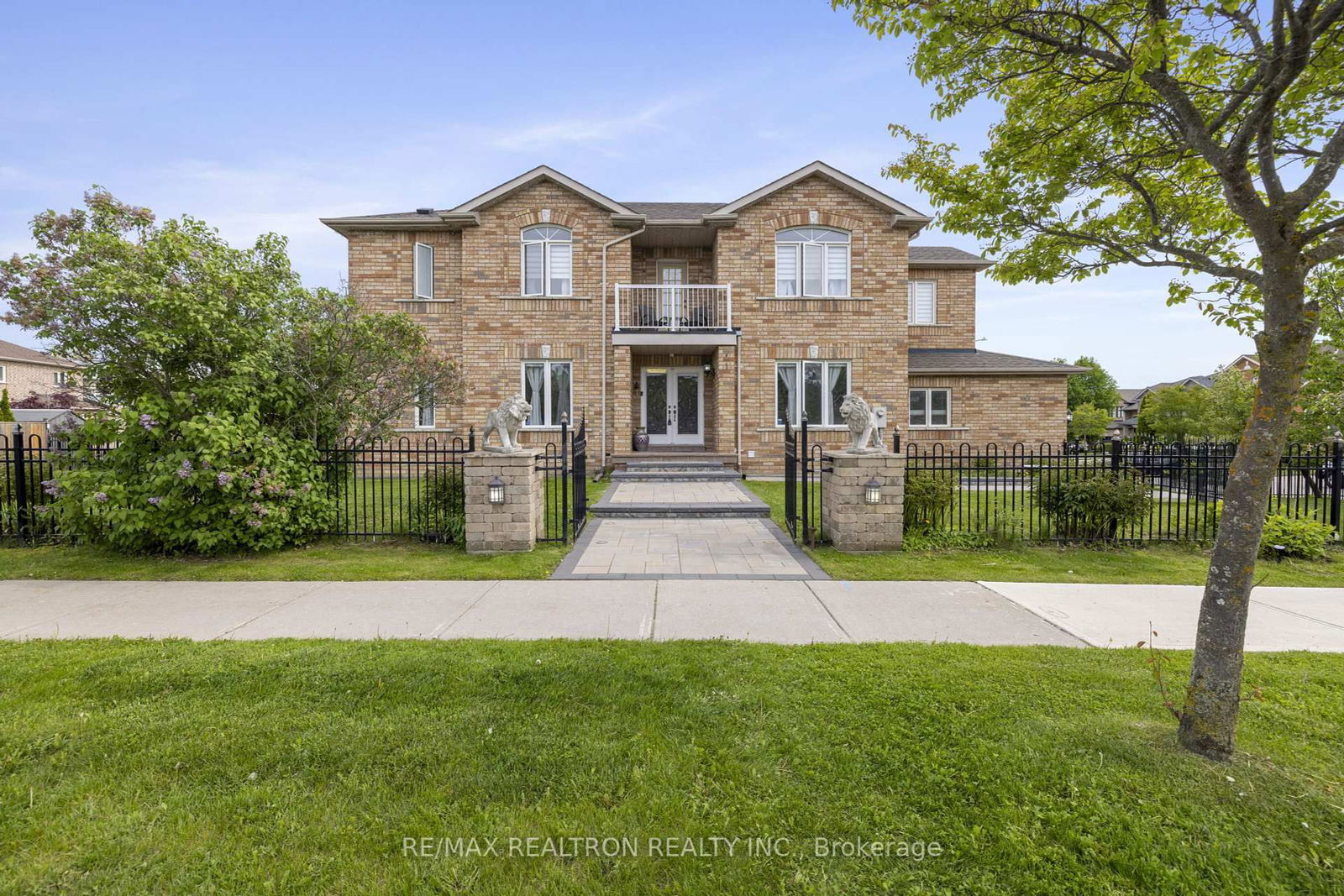 Detached House for sale at 1 Emily Court, Richmond Hill, Oak Ridges Lake Wilcox, L4E 4E5 - MLS: N12178714