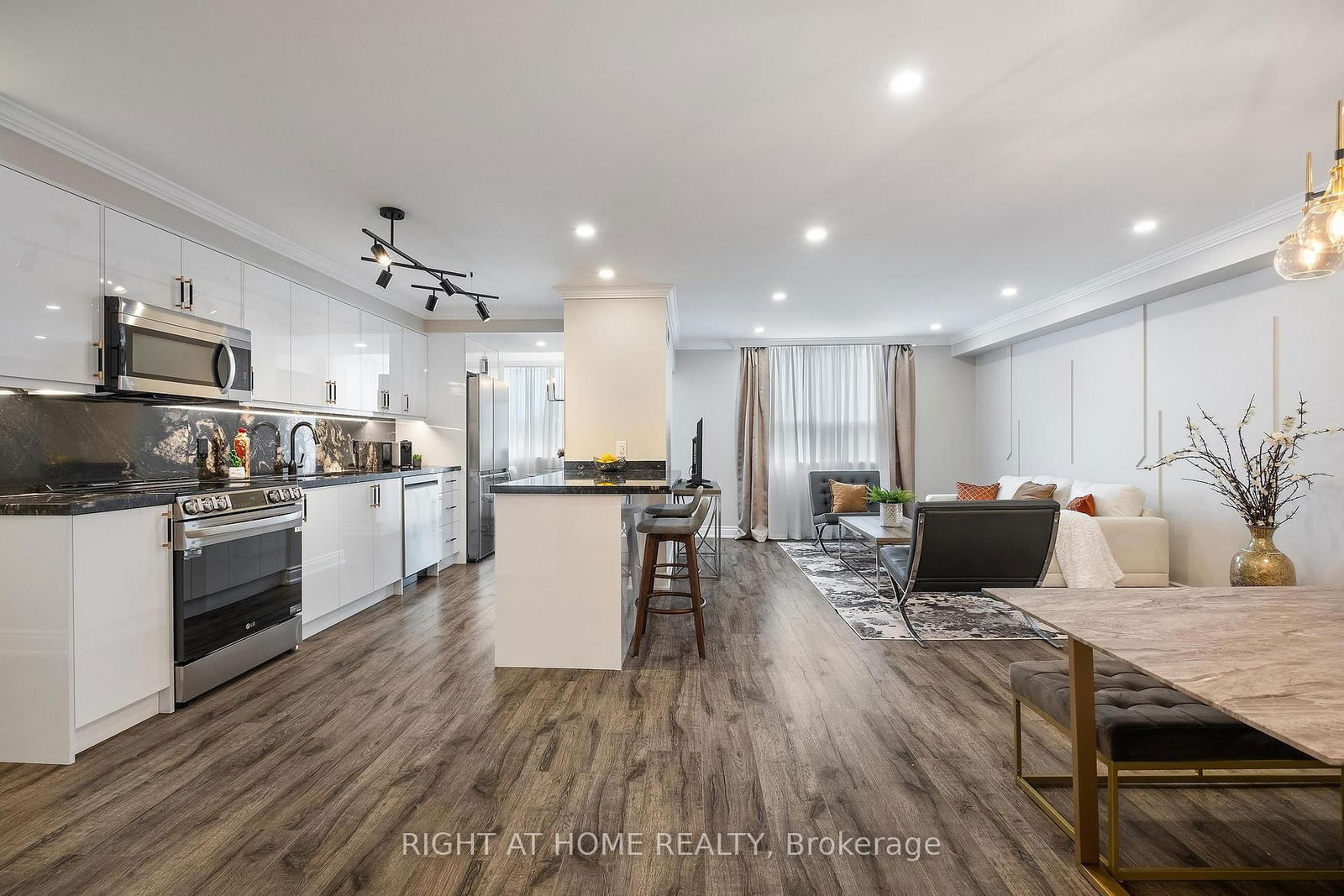 Condo for sale at 301-30 Harding Boulevard, Richmond Hill, North Richvale, L4C 9M3 - MLS: N12179438