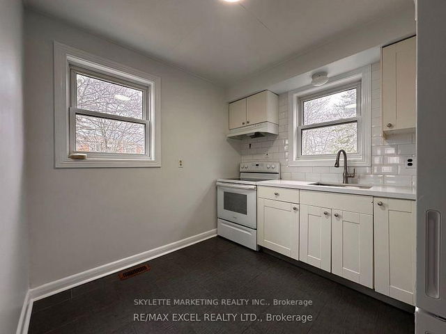 Upper - 229 Zelda Crescent
