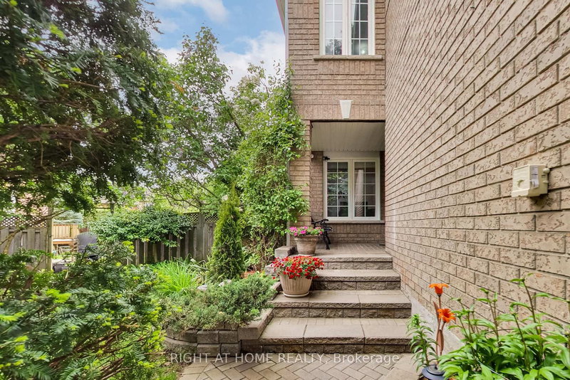 28 Foxtail Rdge, Newmarket, L3X 1Z6 | Image 2