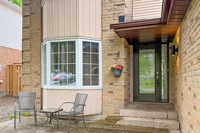 158 Walton Dr, Aurora, L4G 3R8 | Image 2