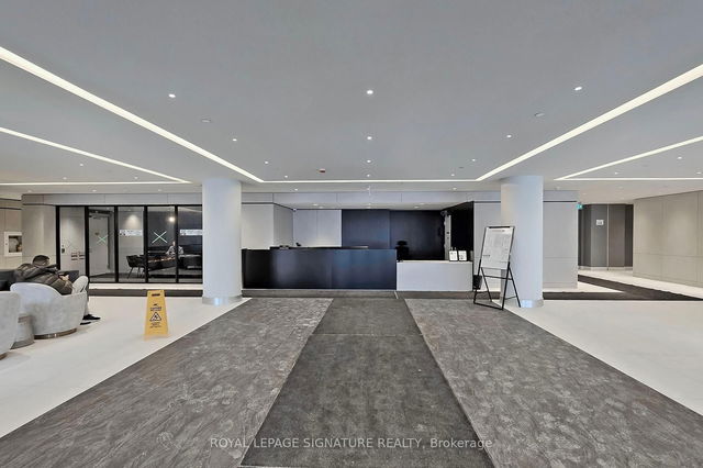 911 - 30 Upper Mall Way