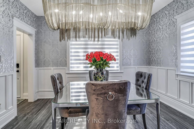 97 Centre St E, Richmond Hill, L4C 1A3 | Image 2