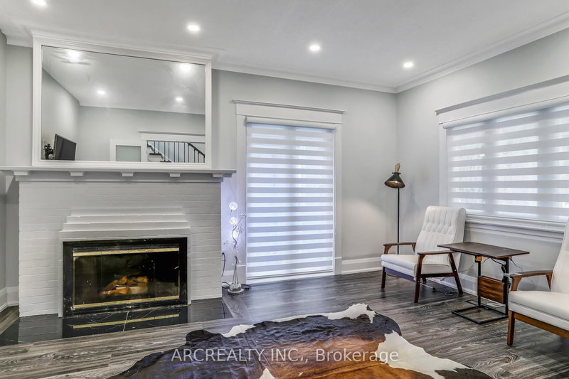 97 Centre St E, Richmond Hill, L4C 1A3 | Image 3