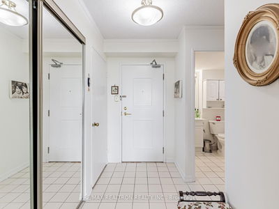 Unit 619 — 32 Clarissa Dr, Richmond Hill - Harding image-0-2