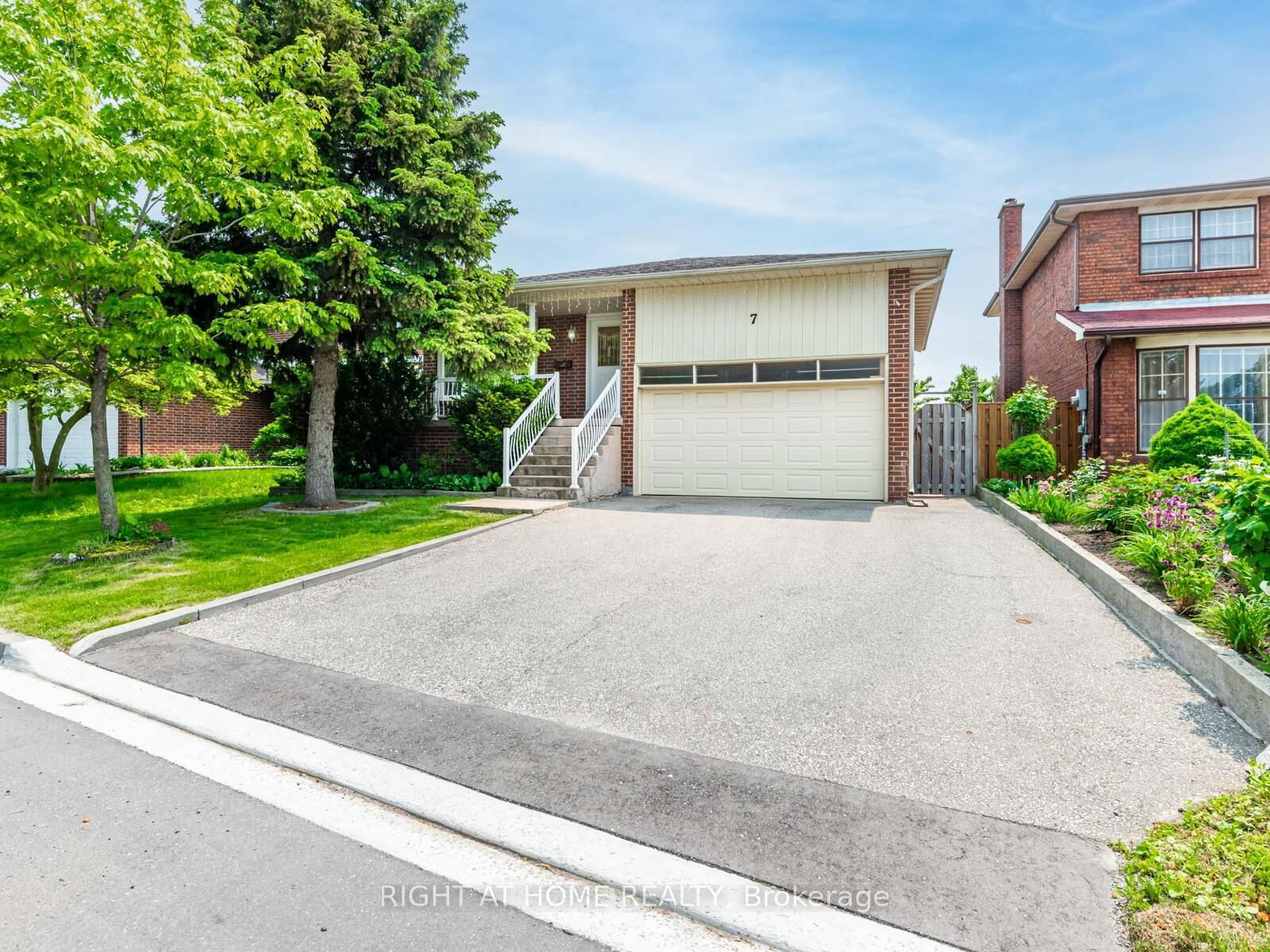 Detached House for sale at 7 Point O'Woods Drive, Vaughan, Glen Shields, L4K 2E1 - MLS: N12200549