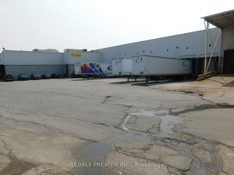 2 - 402 Mulock Dr, Newmarket, L3Y 9B8 | Image 3