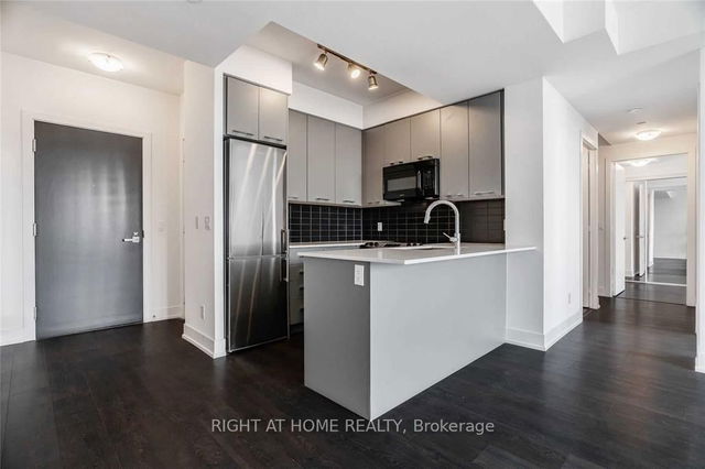 818 - 9471 Yonge Street