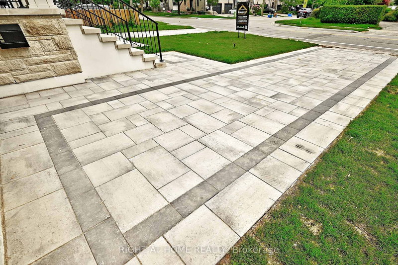 170 - 170 Lucas St N, Richmond Hill, L4C 4P7 | Image 3