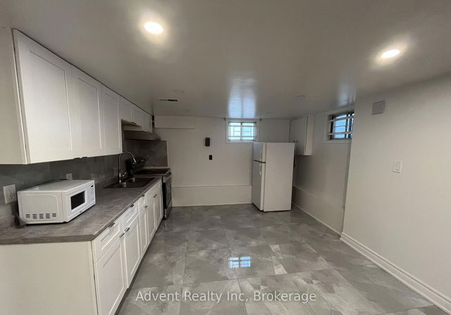 Bsmt - 345 Centre Street E