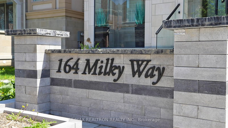 164 Milky Way Dr, Richmond Hill, L4C 4Y3 | Image 2