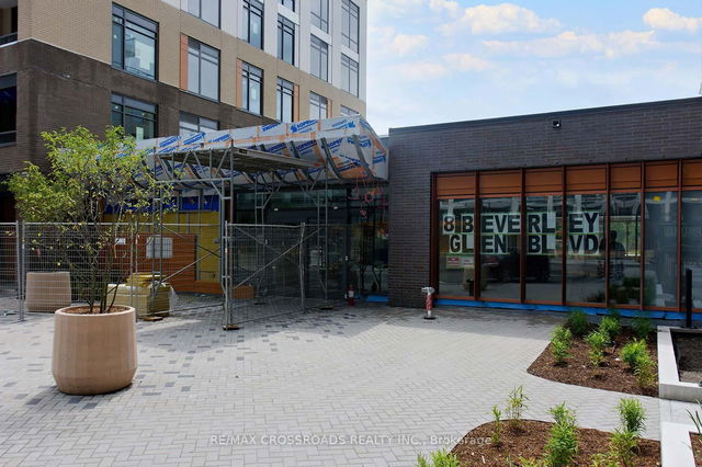 D-421 - 8 Beverley Glen Boulevard