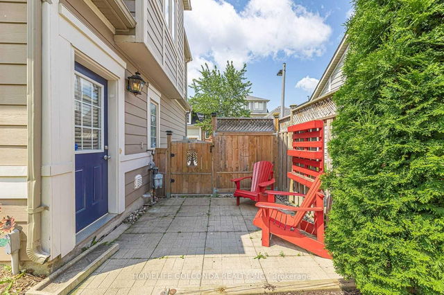 Coach - 32 Cardrew Street