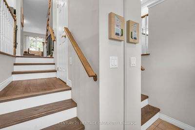 1056 On Bogart Circ, Newmarket - Gorham-College Manor image-0-3
