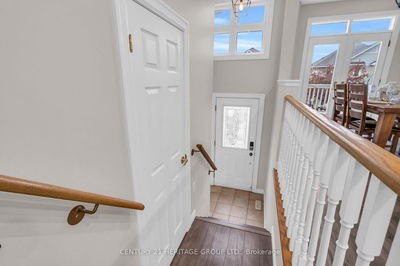 1056 On Bogart Circ, Newmarket - Gorham-College Manor image-0-4