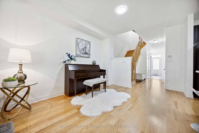 92 Radial Dr, Aurora, L4G 0Z8 | Image 2