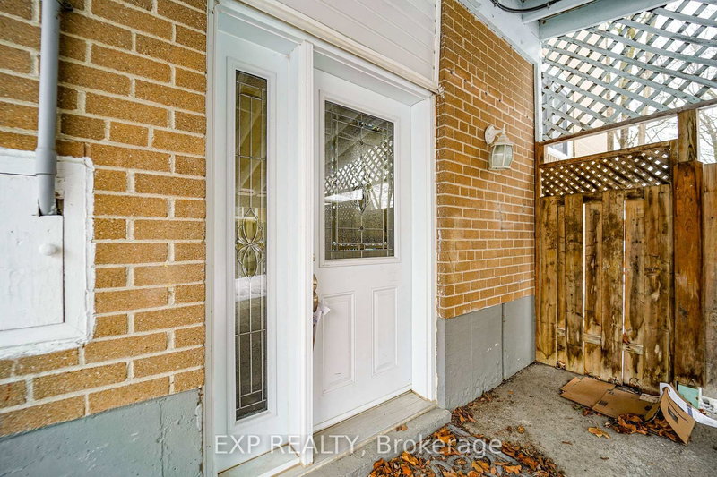 22 Jones Crt, Aurora, L4G 2B8 | Image 2