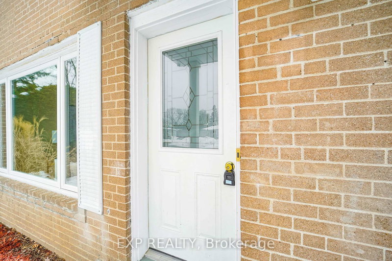 22 Jones Crt, Aurora, L4G 2B8 | Image 3