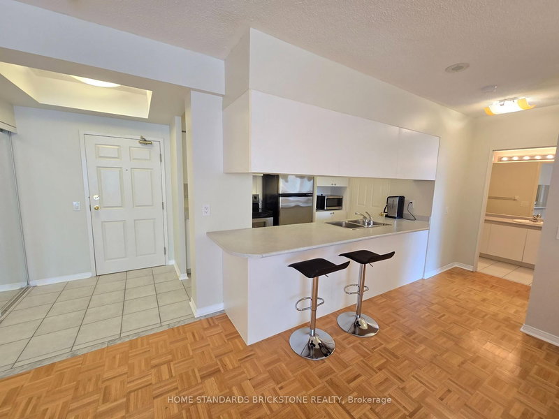 220 - 7398 Yonge St, Vaughan, L4J 8J2 | Image 3