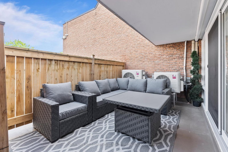 52 - 146 MILESTONE Cres E, Aurora, L4G 3M2 | Image 2