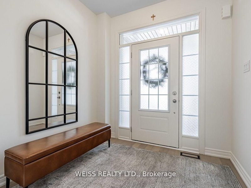 33 Frederick Taylor Way, East Gwillimbury, L0G 1M0 | Image 2