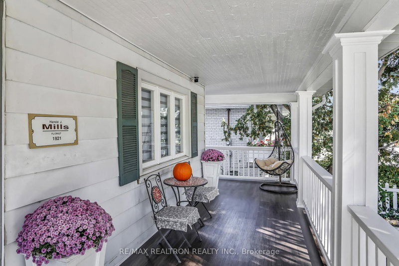 97 Centre St E, Richmond Hill, L4C 1A3 | Image 3