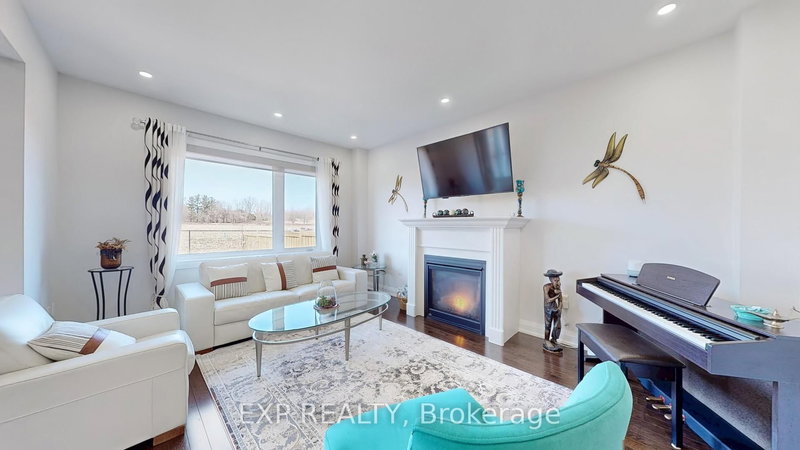 44 Festival Crt S, East Gwillimbury, L9N 0N8 | Image 2